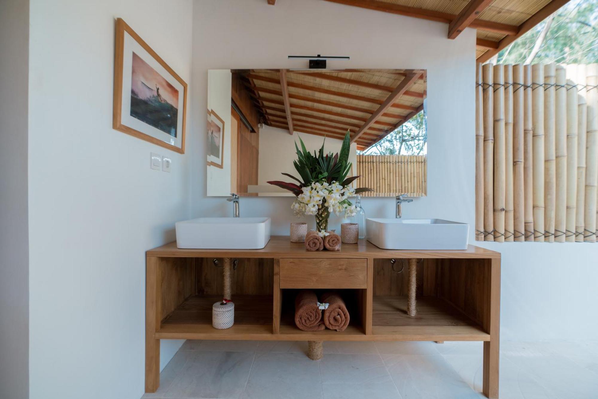 The Gili Beach Resort Джили Трауанган Екстериор снимка