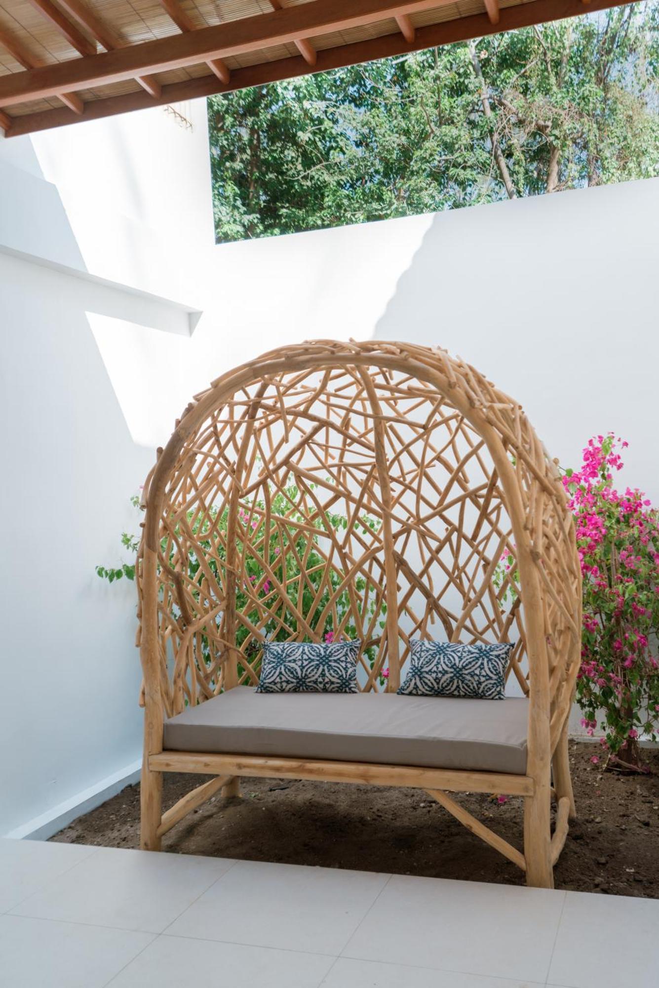 The Gili Beach Resort Джили Трауанган Екстериор снимка