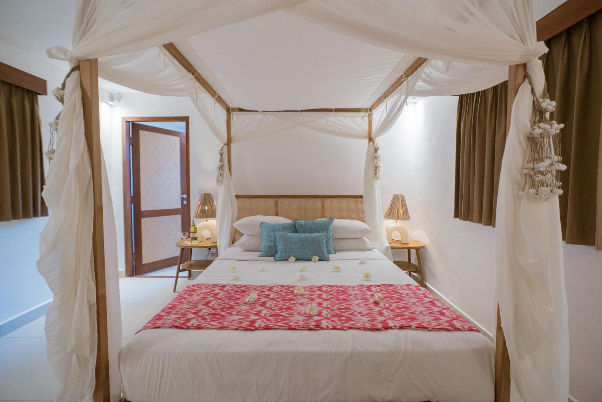 The Gili Beach Resort Джили Трауанган Екстериор снимка