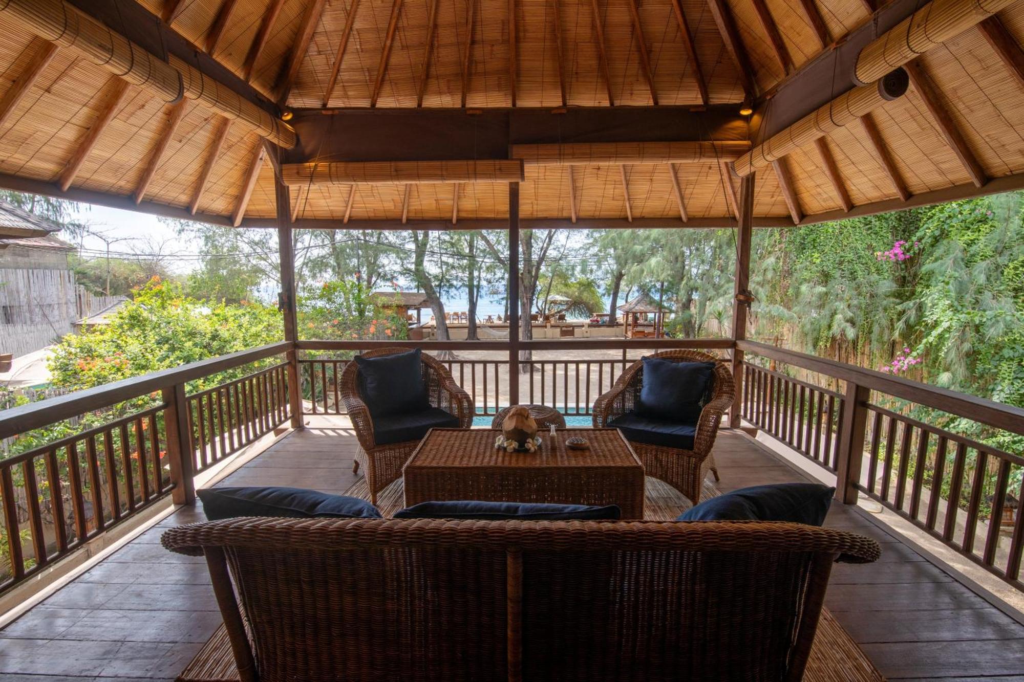 The Gili Beach Resort Джили Трауанган Екстериор снимка