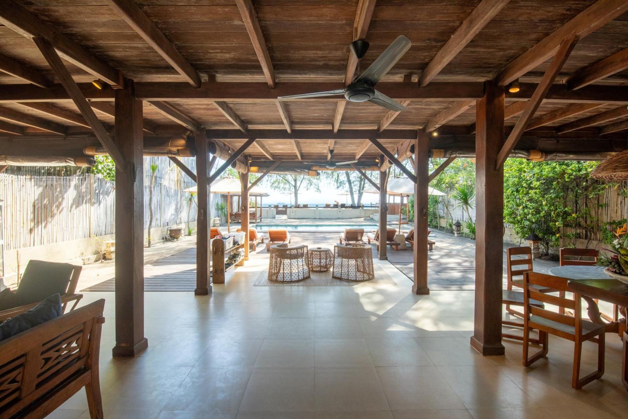 The Gili Beach Resort Джили Трауанган Екстериор снимка