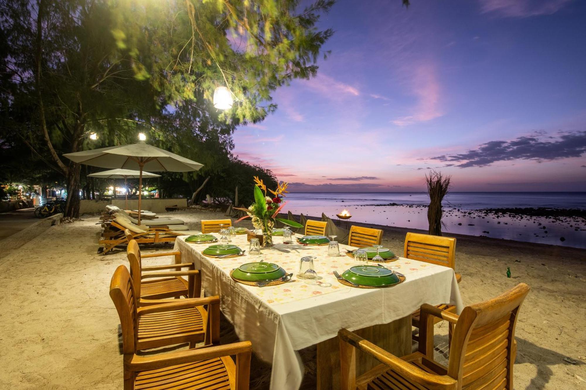 The Gili Beach Resort Джили Трауанган Екстериор снимка