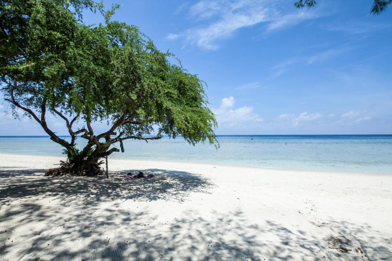 The Gili Beach Resort Джили Трауанган Екстериор снимка
